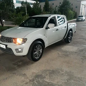 Mitsubishi L200 2012