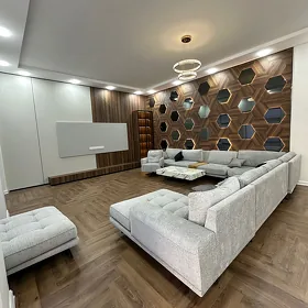 ЗДАНИЕ В  центре гор.  1200 кВ