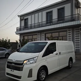 Toyota Hiace 2021