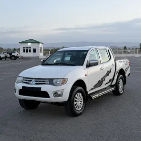 Mitsubishi L200 2011