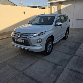 Mitsubishi Pajero 2020
