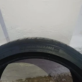 235 40 19