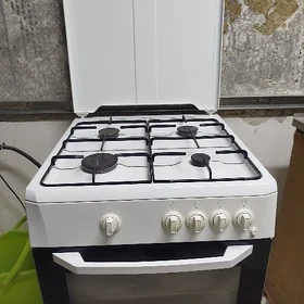 газовая плита и вытяжка