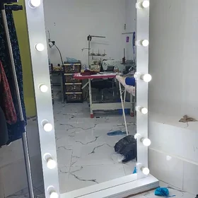 Tikin uçin lampaly ayna