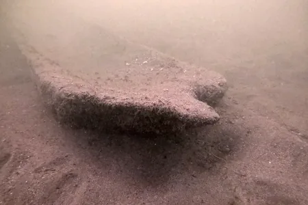 Дайвер убирал мусор на дне озера и нашел каноэ, пролежавшее под водой 1000 лет