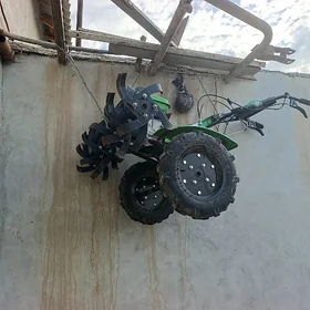Ýer sürýän traktor