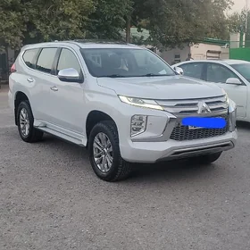 Mitsubishi Pajero 2020