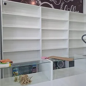 magazyna polkalar, vitrinalar