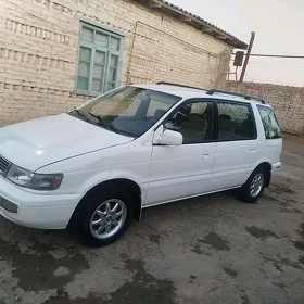 Mitsubishi Chariot 1995