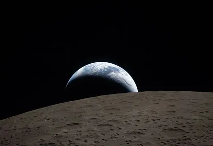 Вспышки на Луне, полярные сияния и огни городов: NASA открыло архив Artemis II