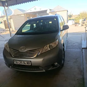 Toyota Sienna 2010