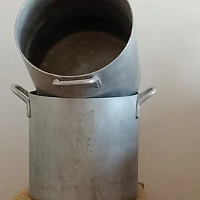 Алюминиевая кастрюля.