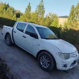 Mitsubishi L200 2012
