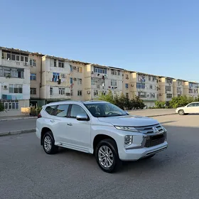 Mitsubishi Pajero 2020
