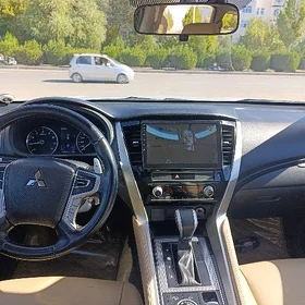Mitsubishi Pajero 2020