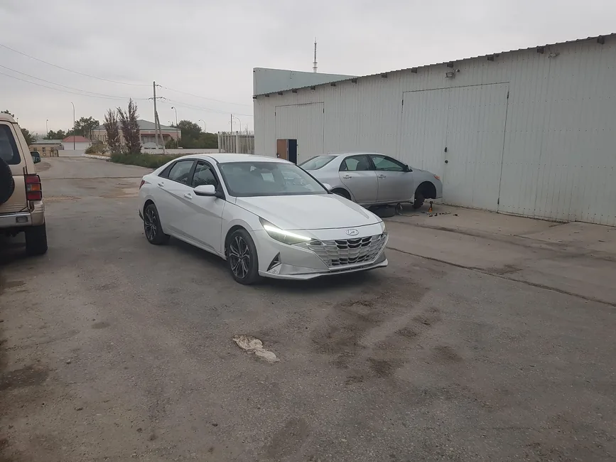 Hyundai Elantra 2023 - 1