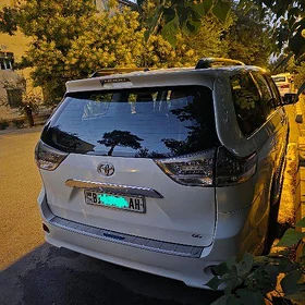 Toyota Sienna 2011