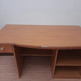 компьютерный/письменный стол.