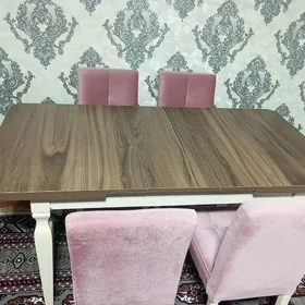 стол и стулья