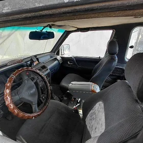 Mitsubishi Pajero 1992