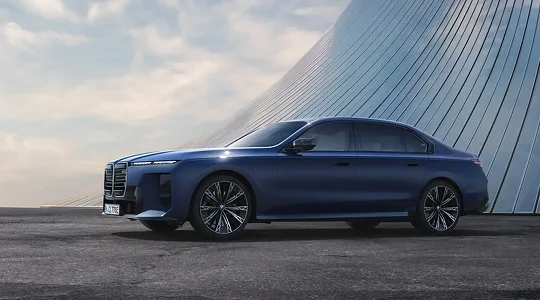 BMW 7 Series maşgalasyna V8-li wersiýa goşuldy: ol 100 km/s tizlige 3,5 sekuntda ýetýär