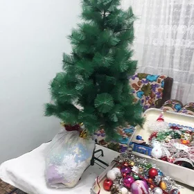 ЕЛКА С ИГРУШКАМИ