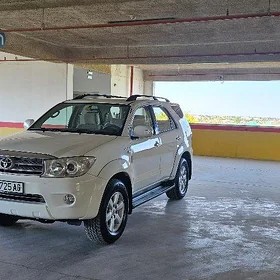 Toyota Fortuner 2011