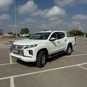 Mitsubishi L200 2021