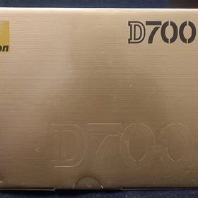 D700