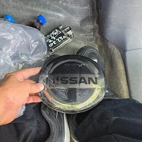Nissan versa Datcik we emblema