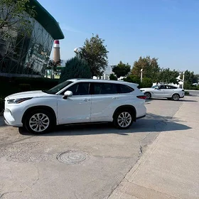 Toyota Highlander 2021