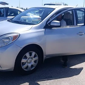 Nissan Versa 2012