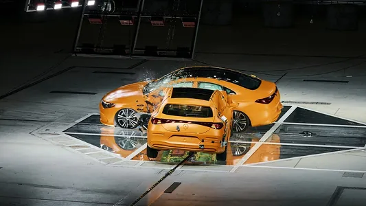 Mercedes-Benz впервые разбил два движущихся CLA друг об друга