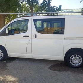 Toyota Hiace 2025