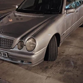 Mercedes-Benz E320 2001