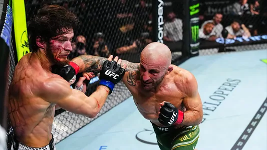 Волкановски нокаутировал Евлоева и защитил пояс чемпиона UFC