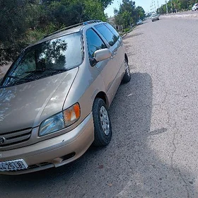 Toyota Sienna 2002