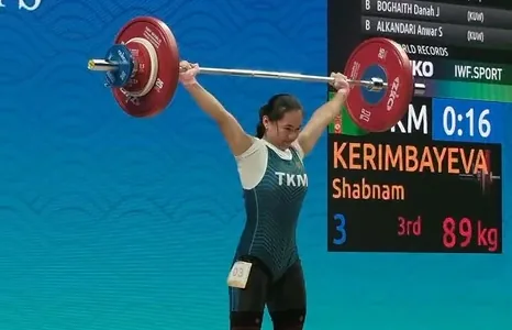Тяжелоатлетка Шабнам Керимбаева установила два мировых рекорда на ЧМ в Китае